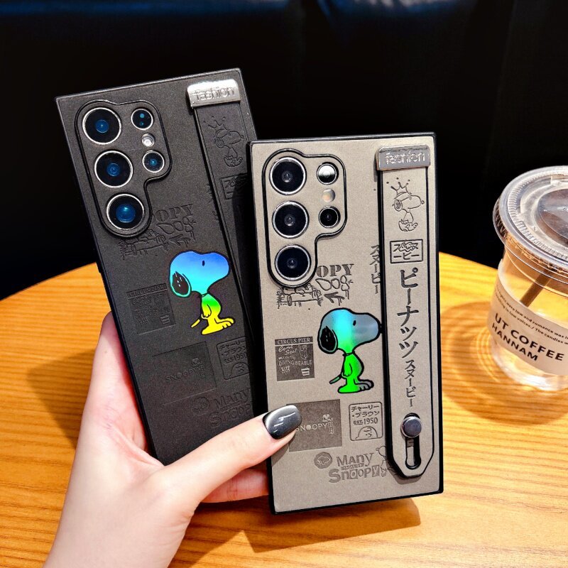 Laser Snoopy Compatível Com Capa De Telefone Preta Samsung S25 Ultra Sensação De Pele , Novo Suporte De Pulseira S23 S24