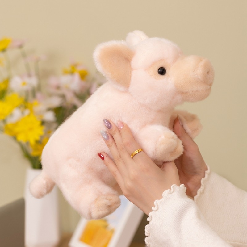 Adorável Porco Fofo Bicho De Pelúcia Descansando Perto Da Cesta De Arame Macio E Decoração De Presente