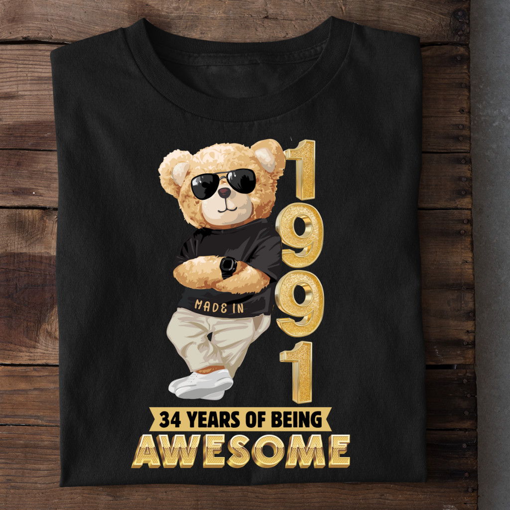 Camiseta Preta Unisex Design com Urso Estilizado e Ano "1991", Texto "34 Years of Being Awesome" Alta Qualidade Moda Urb
