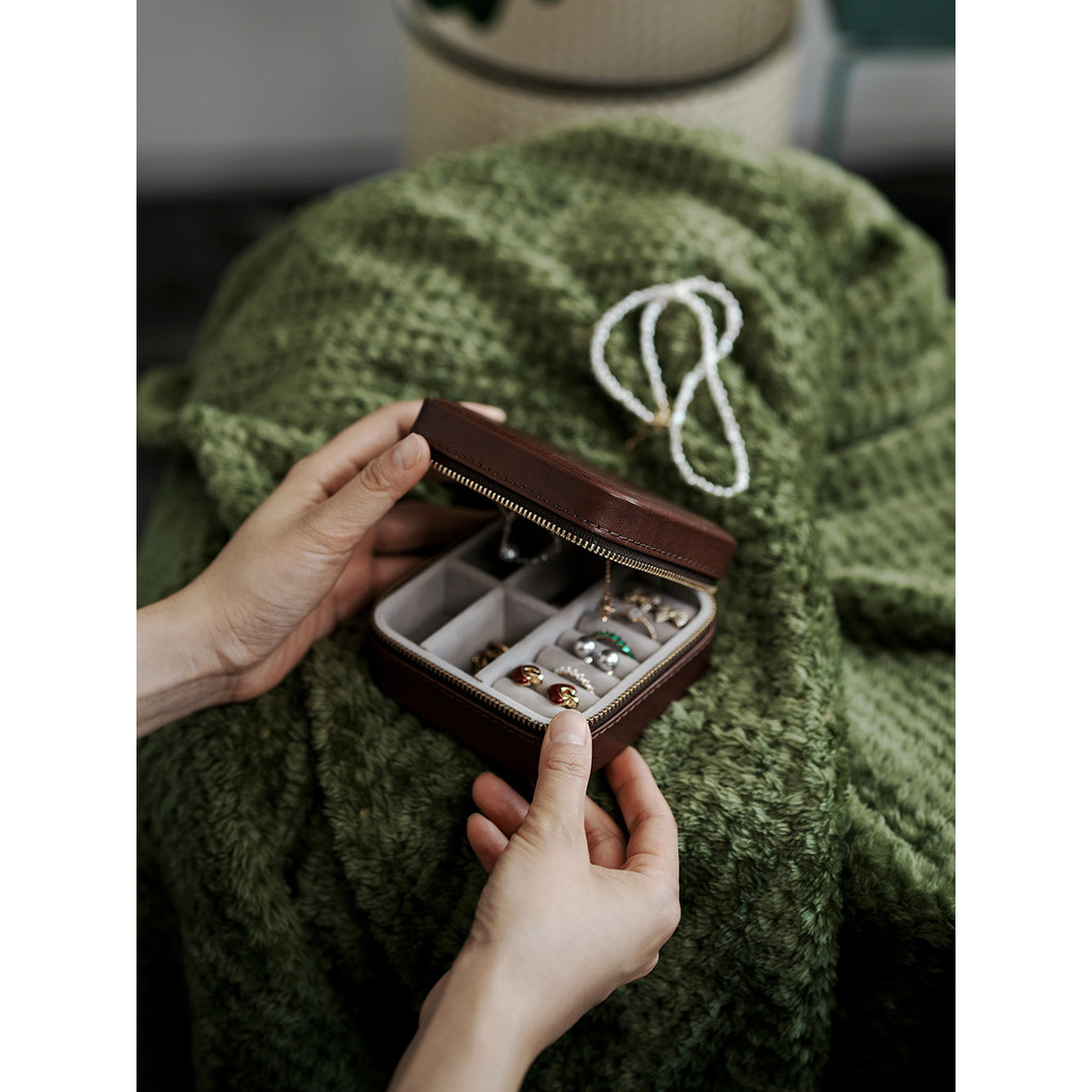 Portátil High-End importado vegetal curtido couro literário Retro na moda couro genuíno saco de jóias colar brincos anel