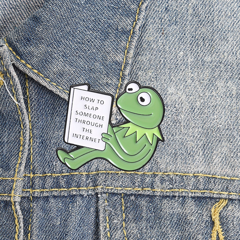 " The Muppet Show " Série Kermit Frog Reading Broche Esmaltado Acessórios De Roupas Da Moda Mochila Crachá Joias Present