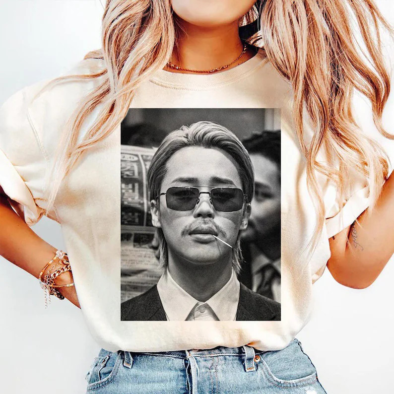 Camiseta Masculina Feminina Oversized Estampa Foto Preto e Branco Jimin BTS Óculos Retro Camiseta Streetwear T-shirt
