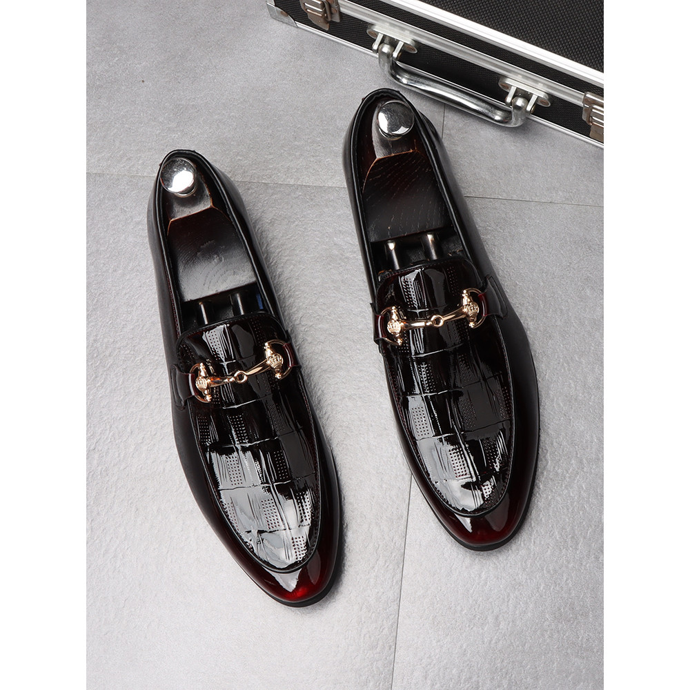 Sapatos de couro Horsebit masculinos bico fino versão coreana na moda aumento interno Slip-On sapatos masculinos estilis