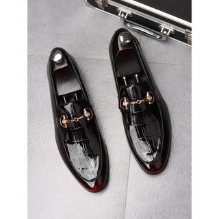 Sapatos de couro Horsebit masculinos bico fino versão coreana na moda aumento interno Slip-On sapatos masculinos estilis
