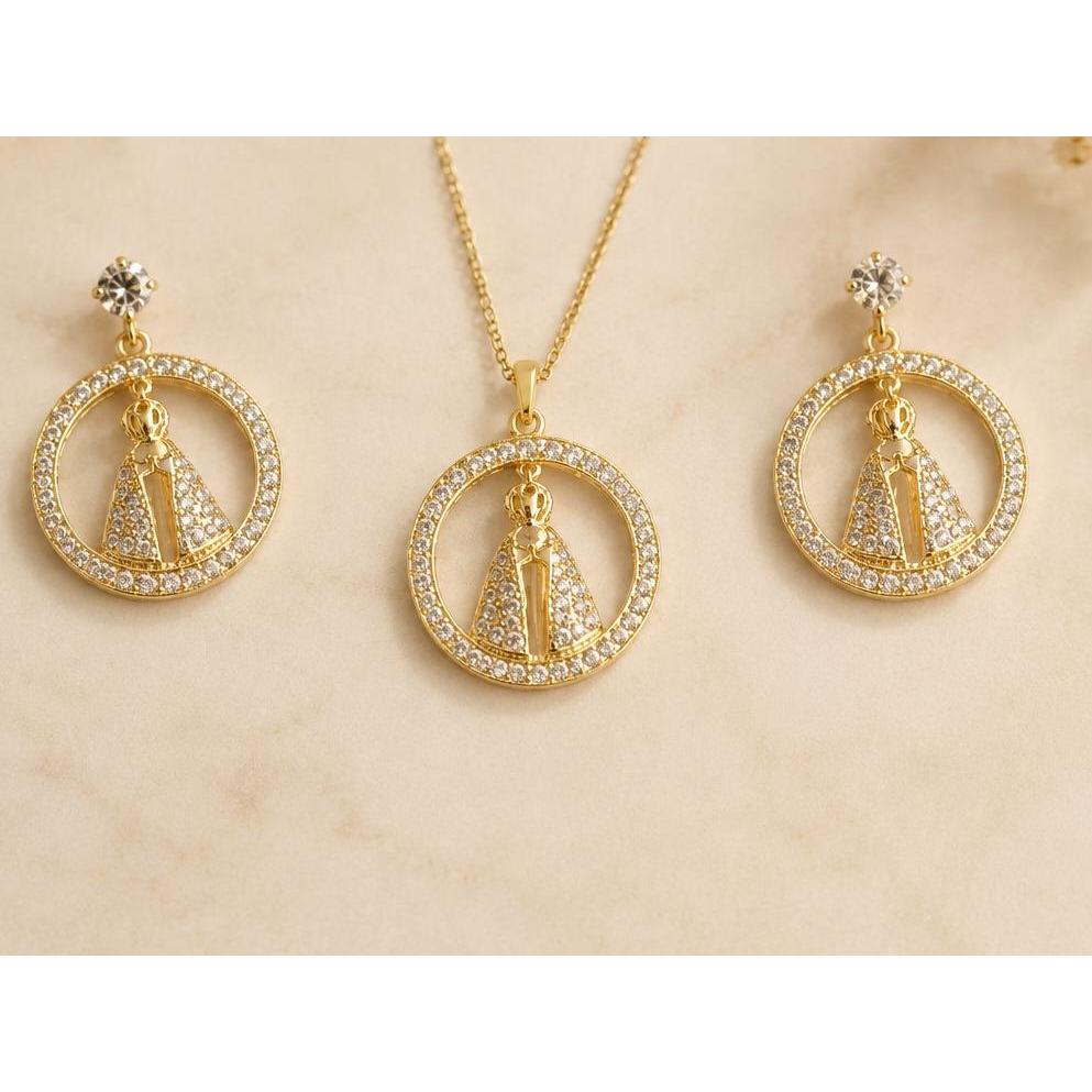Conjunto SemiJóia Medalha de Nossa Senhora Aparecida Folheado com Zircônias | Colar + Brincos