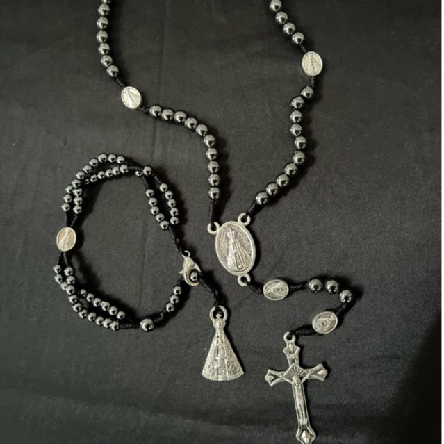 kit Terço de Pedra Hematita + pulseira com Medalhas de Nossa Senhora Aparecida – Proteção, Fé e Elegância