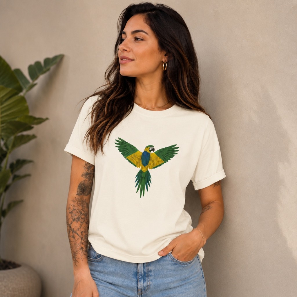 Camiseta Feminina Brasil Arara Azul e Amarela Estampa Tropical Exclusiva Confortável para o Dia a Dia