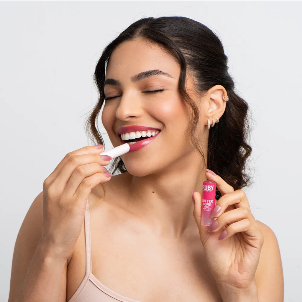 GLOSS STICK BUTTER BOMB RUBY KISSES FIG TARTE — imagem 2 de 2