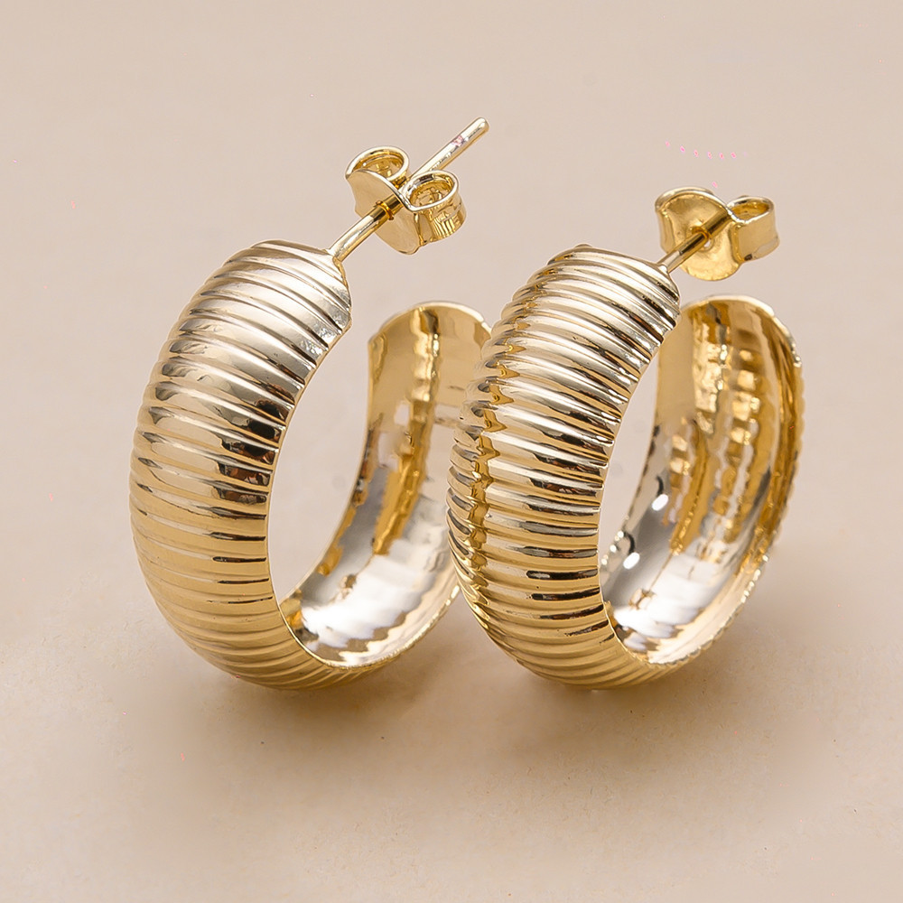 Argola Pequena Desenhada com Banho em Ouro 18k