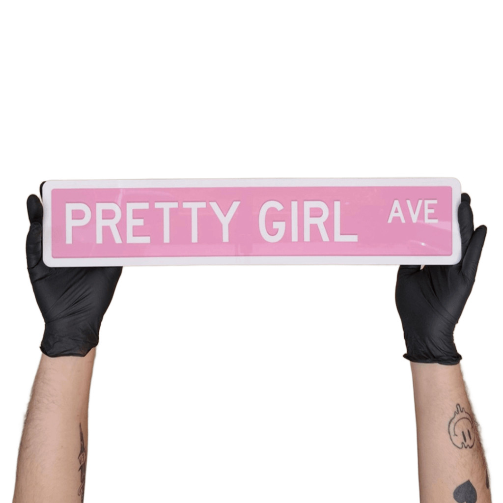 Placa Decorativa Pretty Girl Ave Acrílico Estilo Beverly Hills Barbiecore Rua Vintage Retrô Kitsch Frases 48x10cm