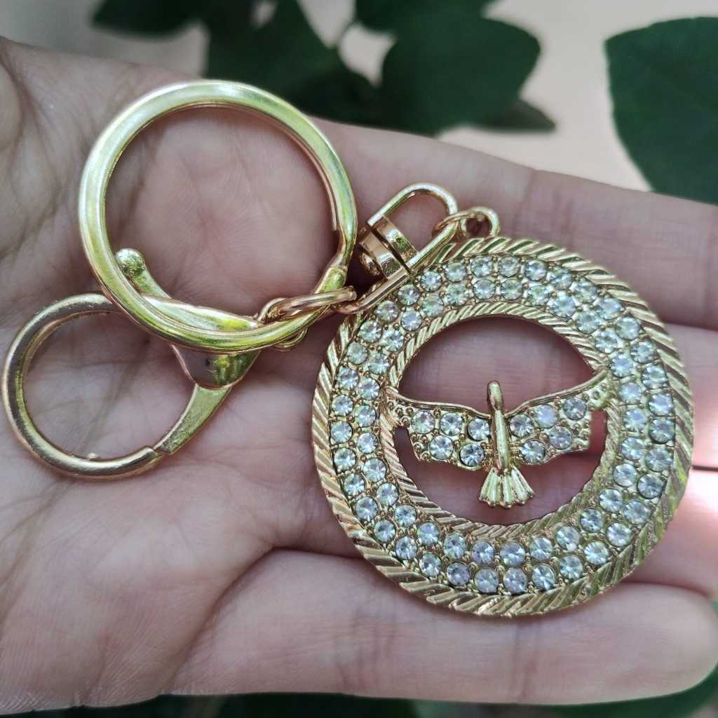 Chaveiro Dourado Divino Espírito Santo Sem fundo com Coroa de Strass