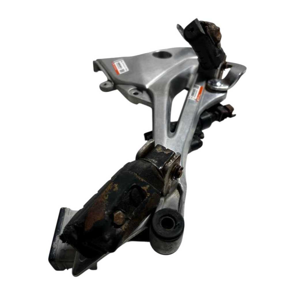 BACALHAU SUPORTE PEDALEIRA LADO DIREITO CB 300R 2009 Á 2015