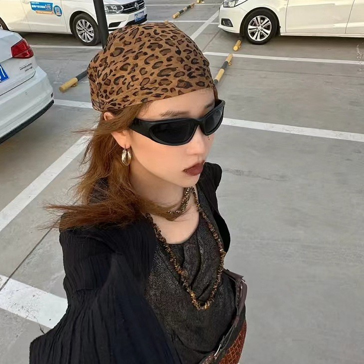 Leopardo impressão triângulo lenço neve quente estilo menina Hip-Hop All-Match cetim tecido lenço de cabeça larga-Brimm