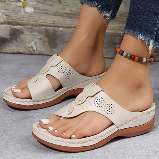 Novas sandálias femininas, feitas de couro macio, com design de salto baixo, confortáveis e adequadas para uso feminino 