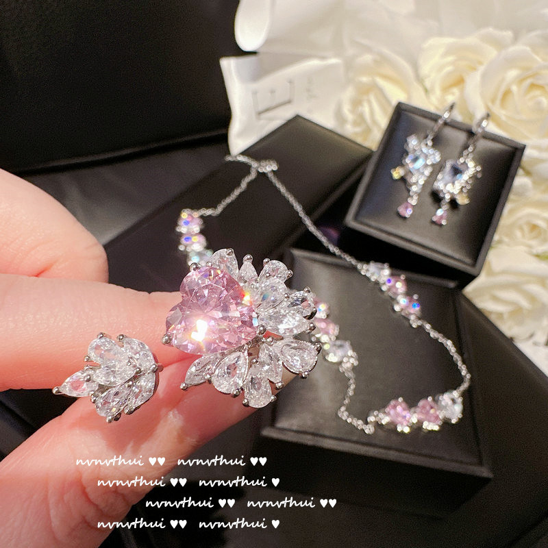 Anel de Coração com Zircônia Rosa Morgan Banhado a Ouro 18K, Cheio de Elegância, da Kardashian Sweetheart Feather Gemsto
