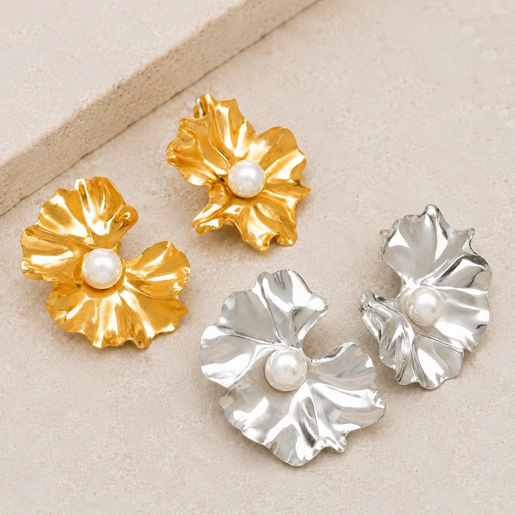 BRINCO FLOR ORGÂNICA COM PÉROLA METAL - BIJUTERIA