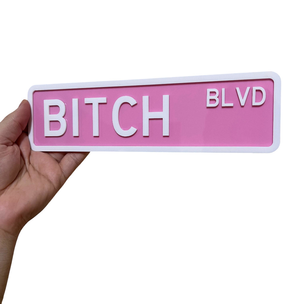 Placa Decorativa B*tch Blvd Acrílico Estilo Rua Vintage Retrô Kitsch Frases Divertidas 25x7cm