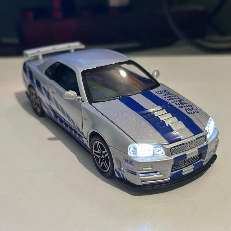 . Nissan Skyline GT-R R34 Brian Miniatura 14,5cm Metal Som Luz Abre Portas Capô e Porta-Malas