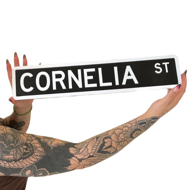 Placa Decorativa Cornelia St Acrílico Estilo Beverly Hills Rua Vintage Taylor Kitsch Frases 48x10cm