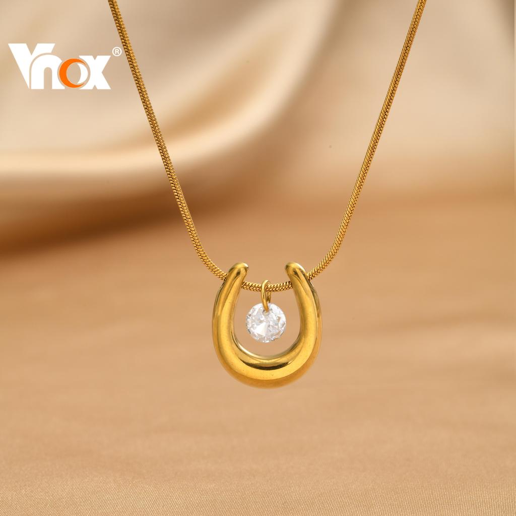 Vnox Corrente De Cobra Redonda Para Mulheres Em Forma De U Zircão Pingente Colar Ouro Sem Desbotamento Sorte Charme Jóia
