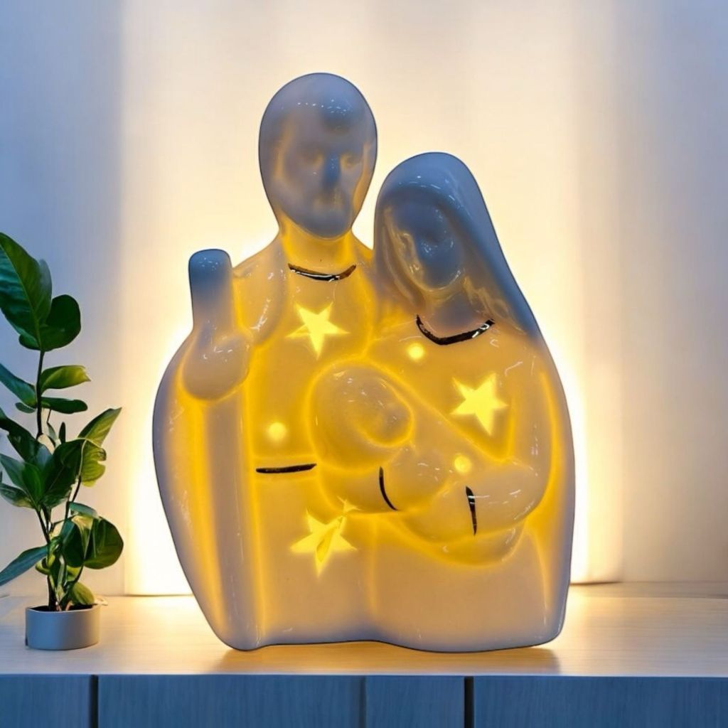 Luminária Abajur Porcelana Sagrada Família 10 cm Bivolt Led Detalhes em Dourado Porcelana Importada
