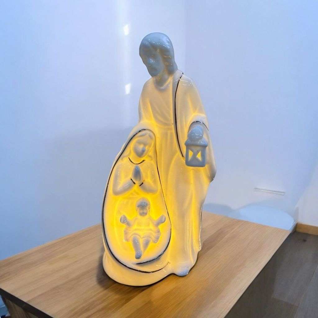 Luminária Abajur Porcelana Sagrada Família 20 cm Bivolt Led Detalhes em Dourado Porcelana Importada