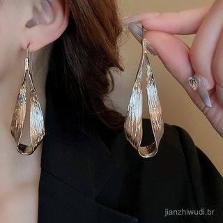 Brincos minimalistas populares em formato de gota d'água metálica, estilo de nicho exagerado europeu e americano, brinco