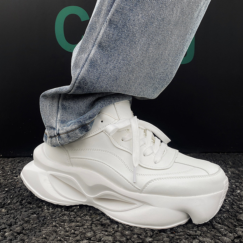 Sapatos masculinos 2025 novo estilo de sola grossa sapatos brancos masculinos All-Match aumento interno esportes sapatos