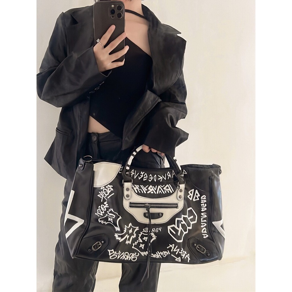 Graffiti motocicleta saco feminino 2026 novo estilo Punk rebite viagem ginásio saco Commuter sacola na moda rua quente m