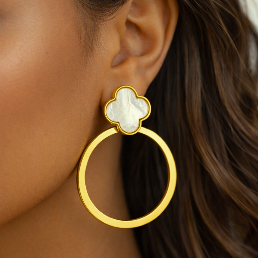 Brinco de Argola Grande Trevo Madrepérola Feminino Banhado a Ouro 18K Leve