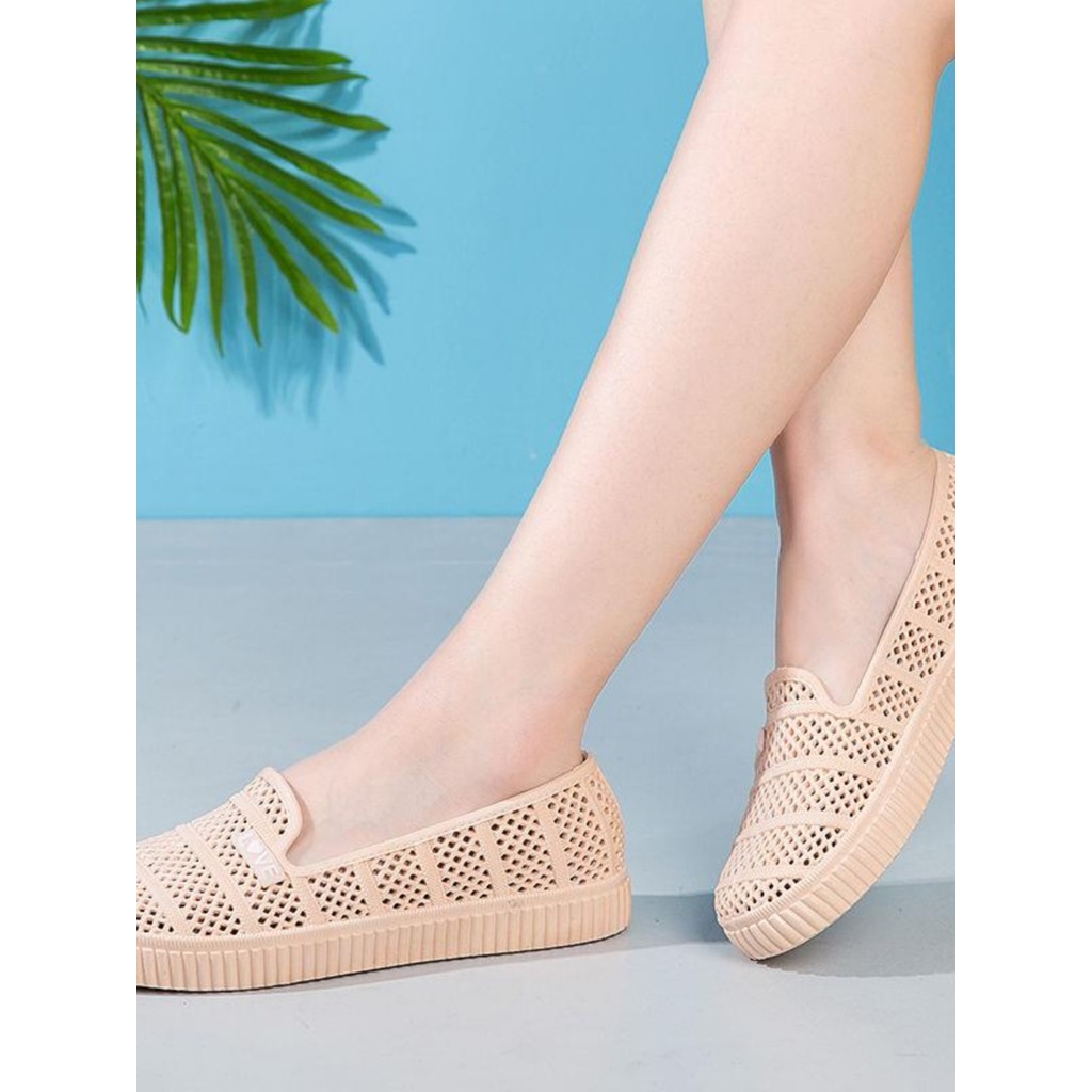 Verão novo estilo sandálias ocas sapatos ocos femininos antiderrapantes sapatos brancos planos sapatos mãe sapatos de en