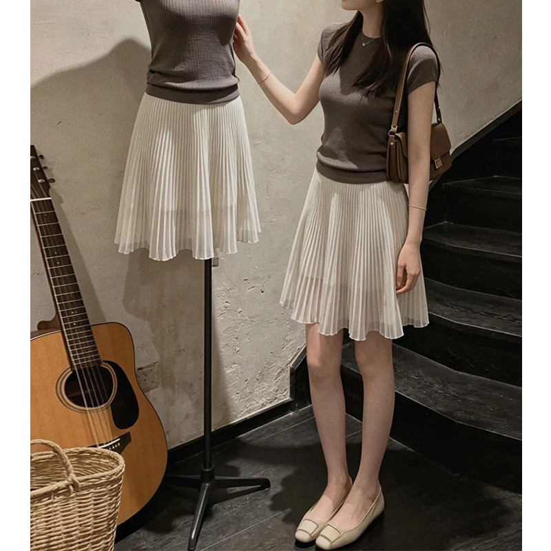 Conjunto De 2 Peças De Blusa De Malha Feminina E Saia Plissada , Top Canelado De Manga Curta Cinza + Minissaia Evasê Bra