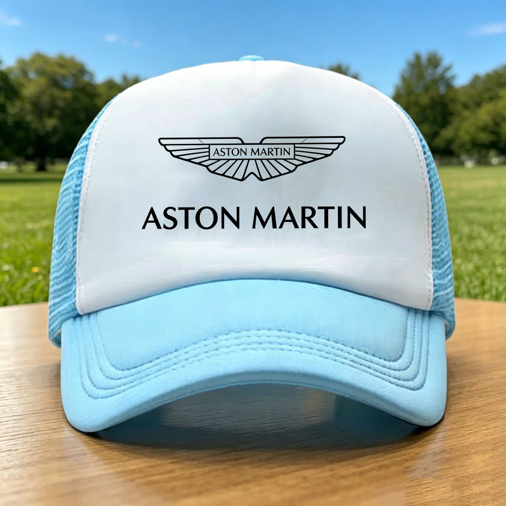 Boné Trucker Bicolor com Estampa do Logo Aston Martin Wing, Frente Branca, Tela Azul, Ajustável, Estilo Snapback, para F