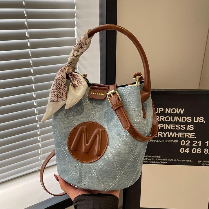 Bolsas populares para mulheres, nova bolsa bucket de jeans versátil para primavera/verão, bolsa transversal texturizada