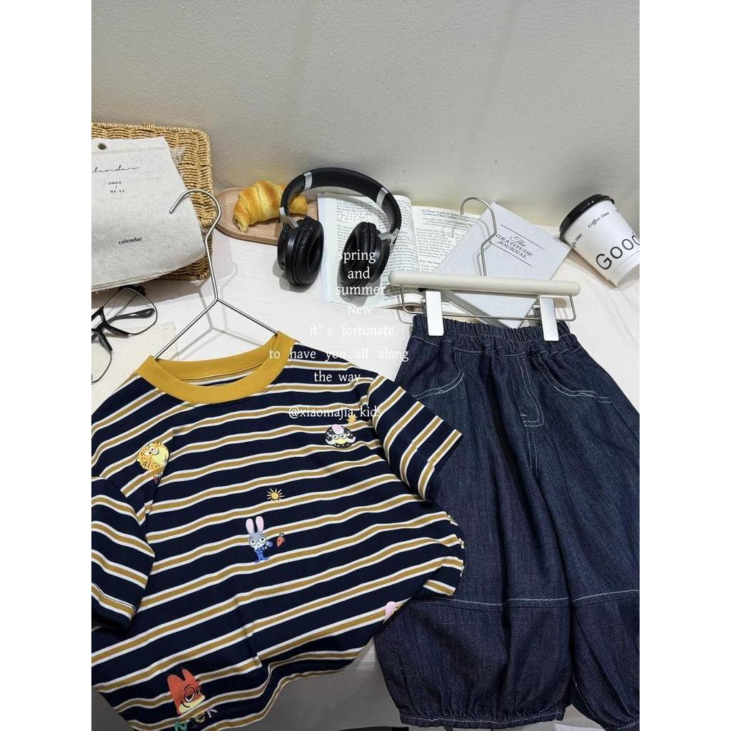 Meninos terno fino verão 2026 novo estilo crianças preto listrado impresso camiseta bebê All-Match Jeans cortados