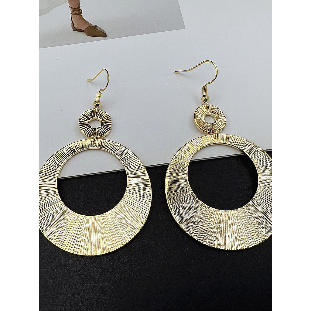 Francês Retro Metal escovado grande anel brincos 2026 novo estilo High-End exagerado rosto dourado pequenos brincos femi