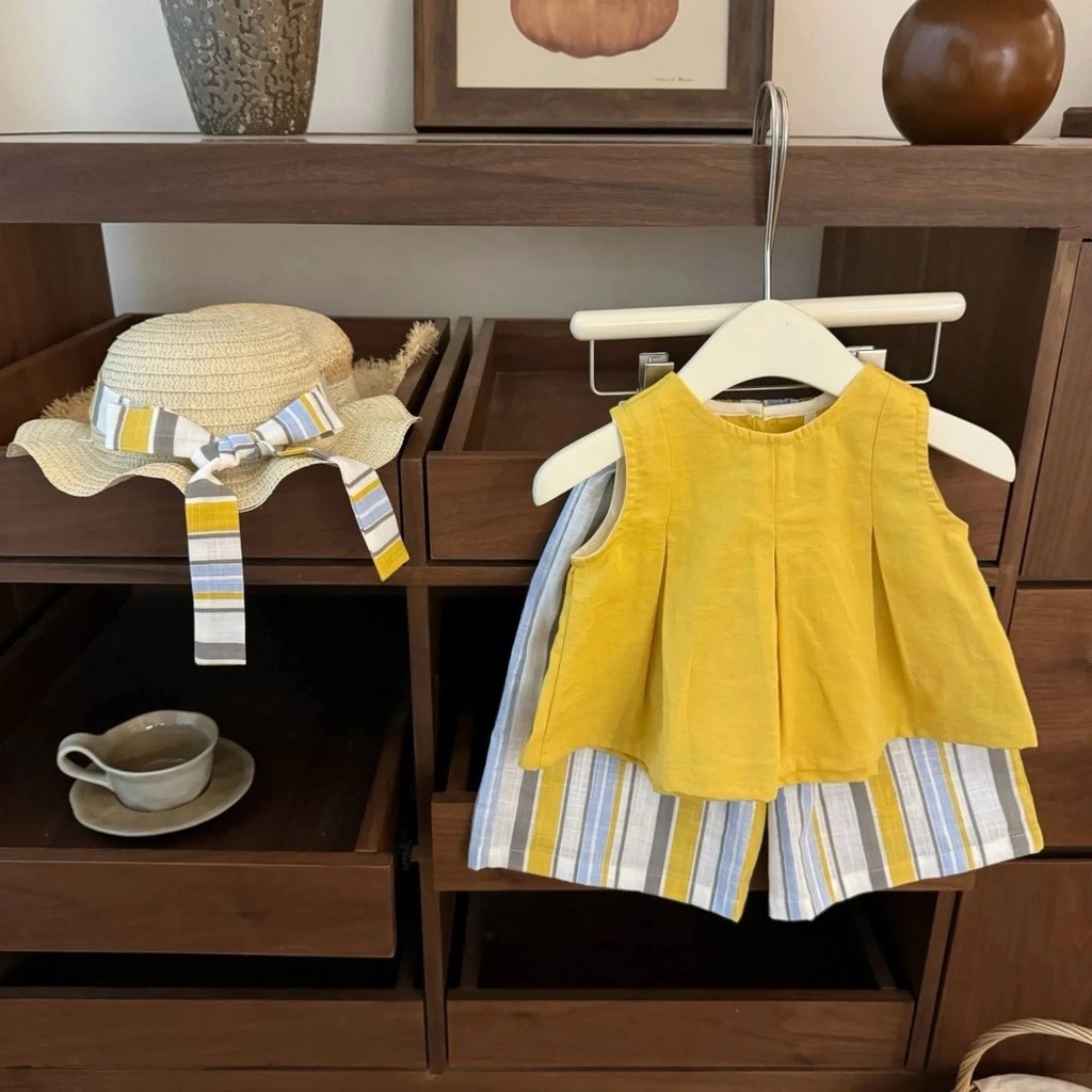 [Chapéu grátis] Roupas infantis coreanas para bebês meninas estilo férias camisa fofa para bebês calças listradas terno