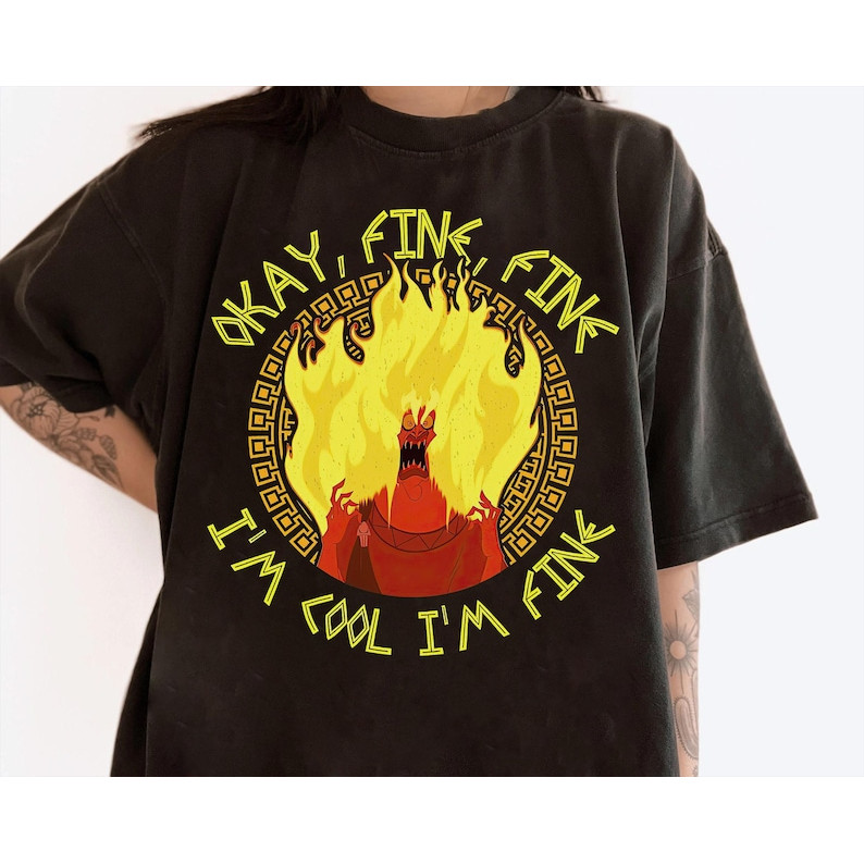Camiseta Preta Unisex Design com Fogo e Figura, Textos "OKAY, FINE I'M COOL I'M FINE" Moda Urbana Alta Qualidade