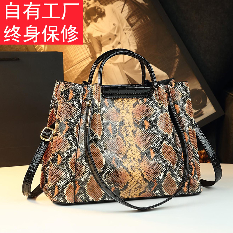Bolsa feminina de couro genuíno de luxo leve 2026 novo estilo elegante All-Match padrão de cobra bolsa de couro de grand