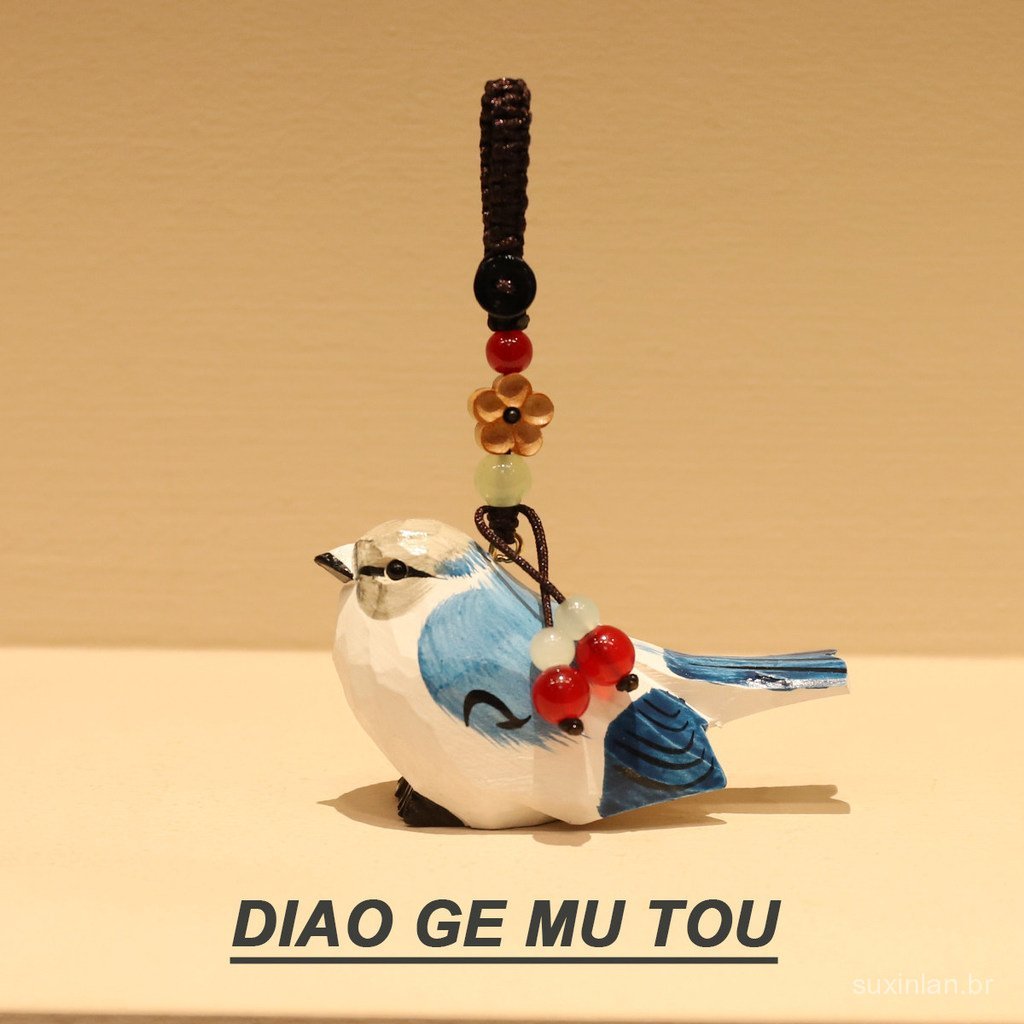 Chaveiro de madeira esculpido à mão, em tom cinza-azulado, com formato de pisco-pisco, pingente para mochila, ornamento