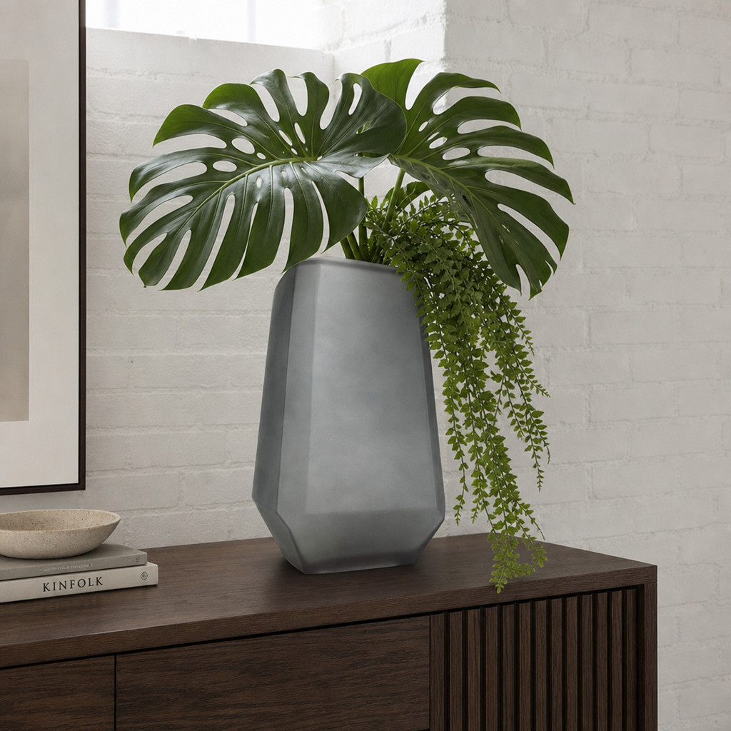 Vaso Decorativo Vidro Cinza Fosco Alto Facetado para Sala Aparador