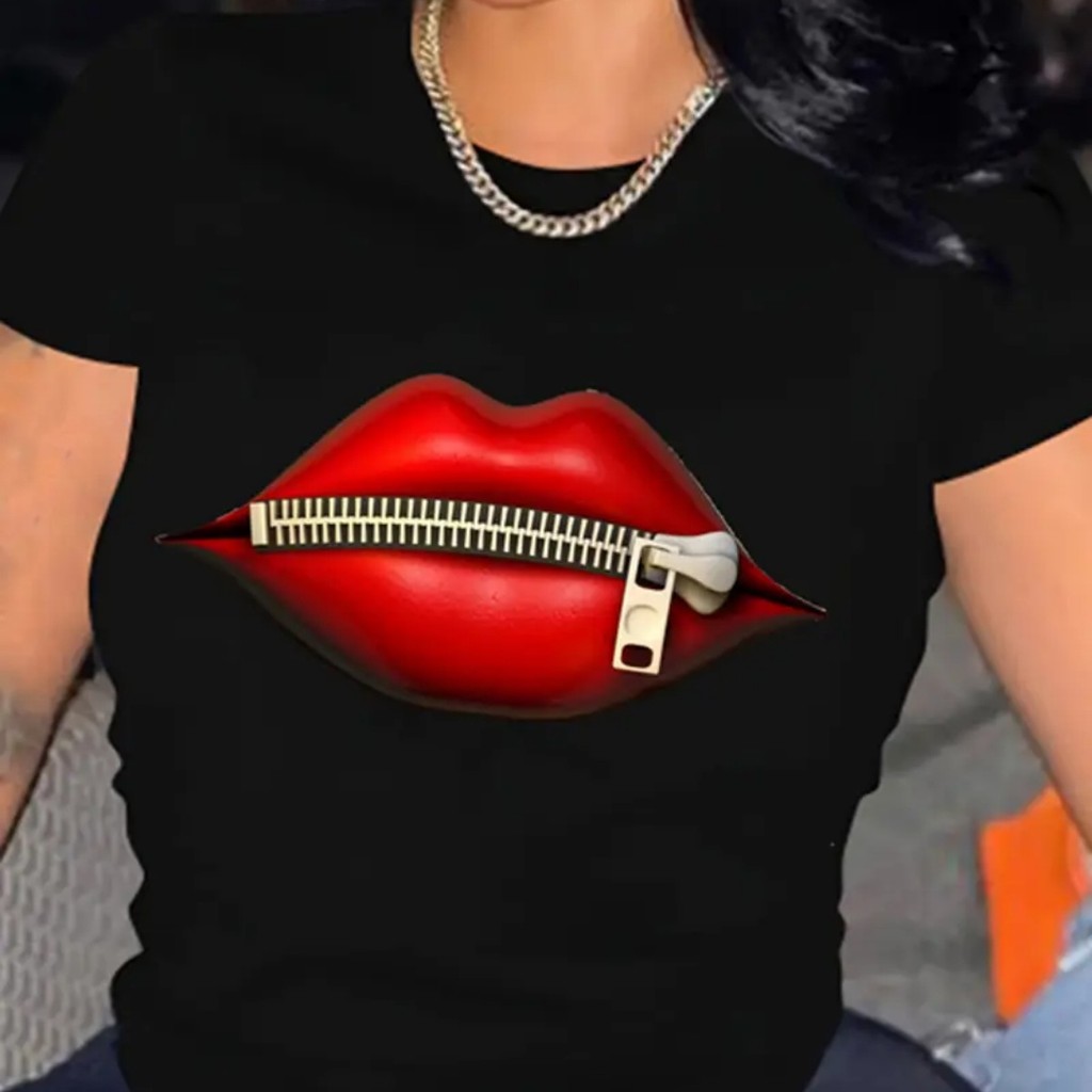 Camiseta de Manga Corta para Mujer con Estampado de Labios Rojos Atrevidos y Cinta Metálica-Top Casual de Cuello Redondo