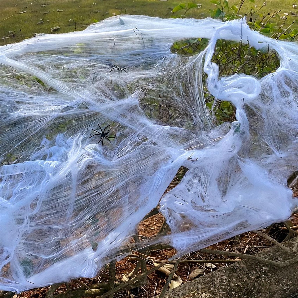 Decoração de Halloween Teia Branca Falsa com 2 Mini Aranhas · foto 2