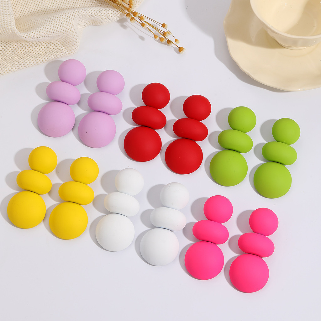 Brincos redondos pintados com cores vibrantes, trazendo alegria de verão, brincos elegantes, modelo número WL5O.