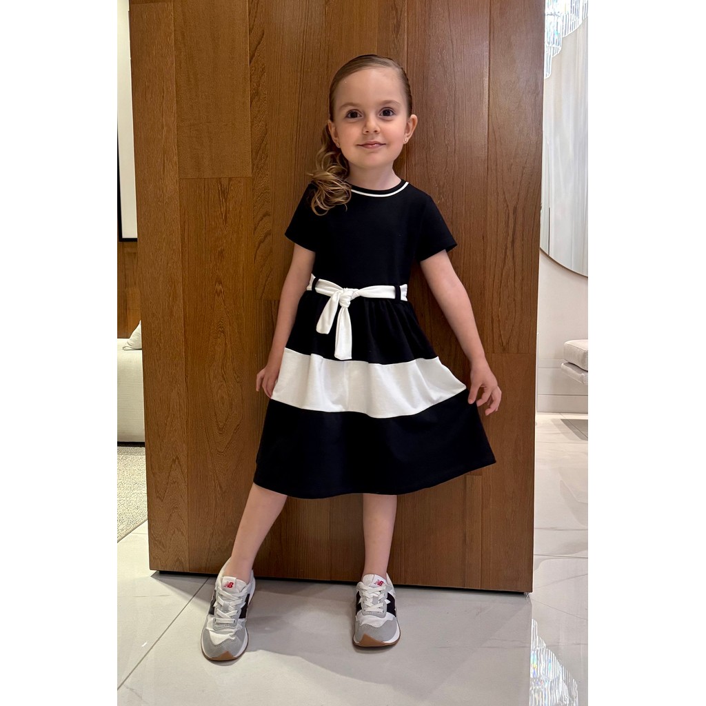 Vestido Infantil Longo Preto e Branco Recortes Rodado Laço Manga Curta Laço