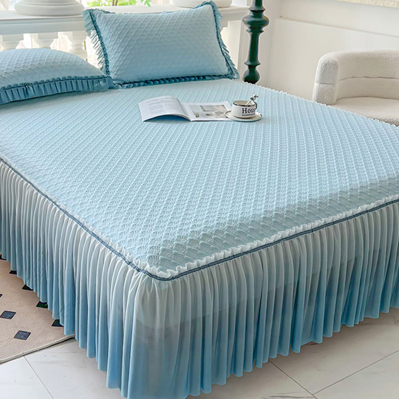 2026 Novo estilo Super Cool Feeling Ervilhas de seda gelada Tapete legal Conjunto de três peças Saia de cama Colcha Tape