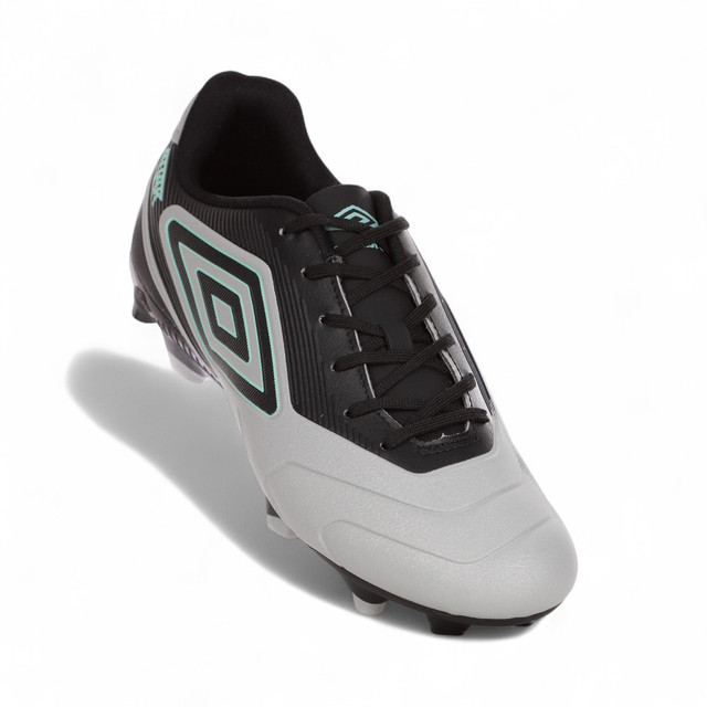 Chuteira Umbro Campo Attak III Cinza e Preto - Masculino