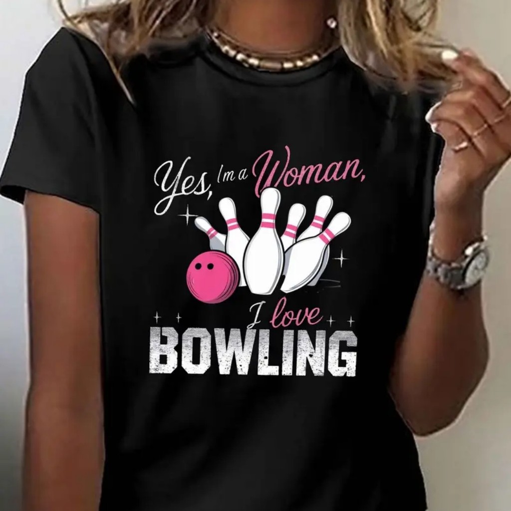 Camiseta Feminina "Sim, Sou Mulher e Adoro Boliche" - Top Casual de Manga Curta Preta com Estampa Geométrica Rosa