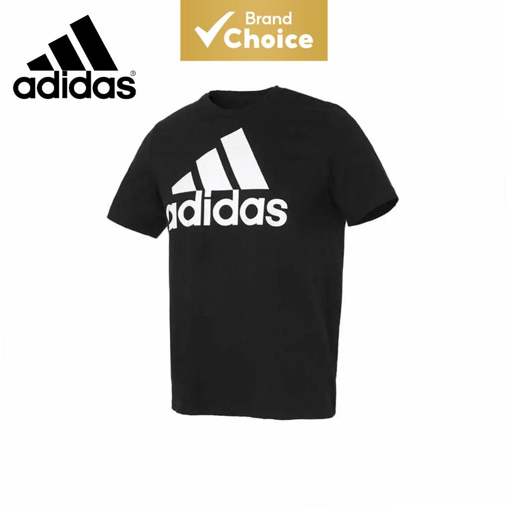 Camiseta masculina preta Adidas com estampa de letras no logo, gola redonda, manga curta