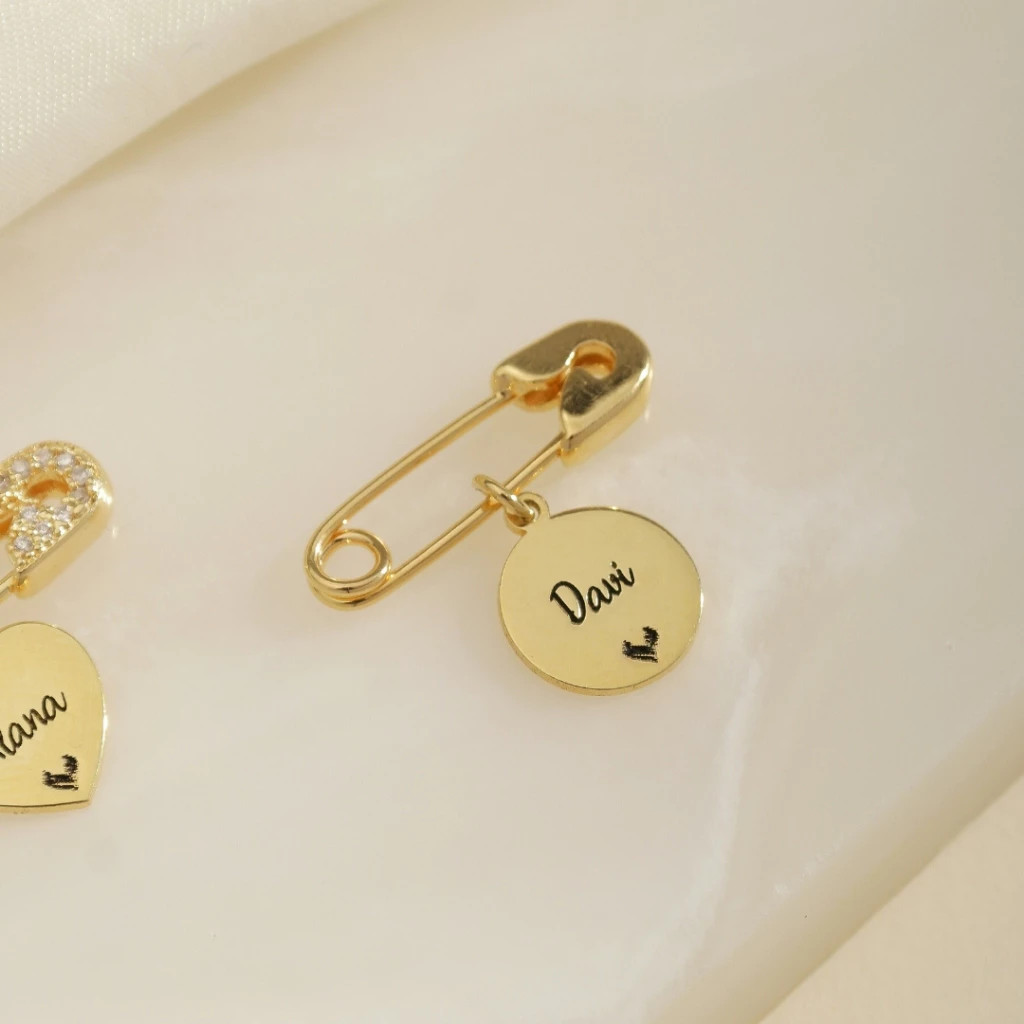 Alfinete Cruz Resina, Espirito Santo Personalizado Prata banho Ouro 18k